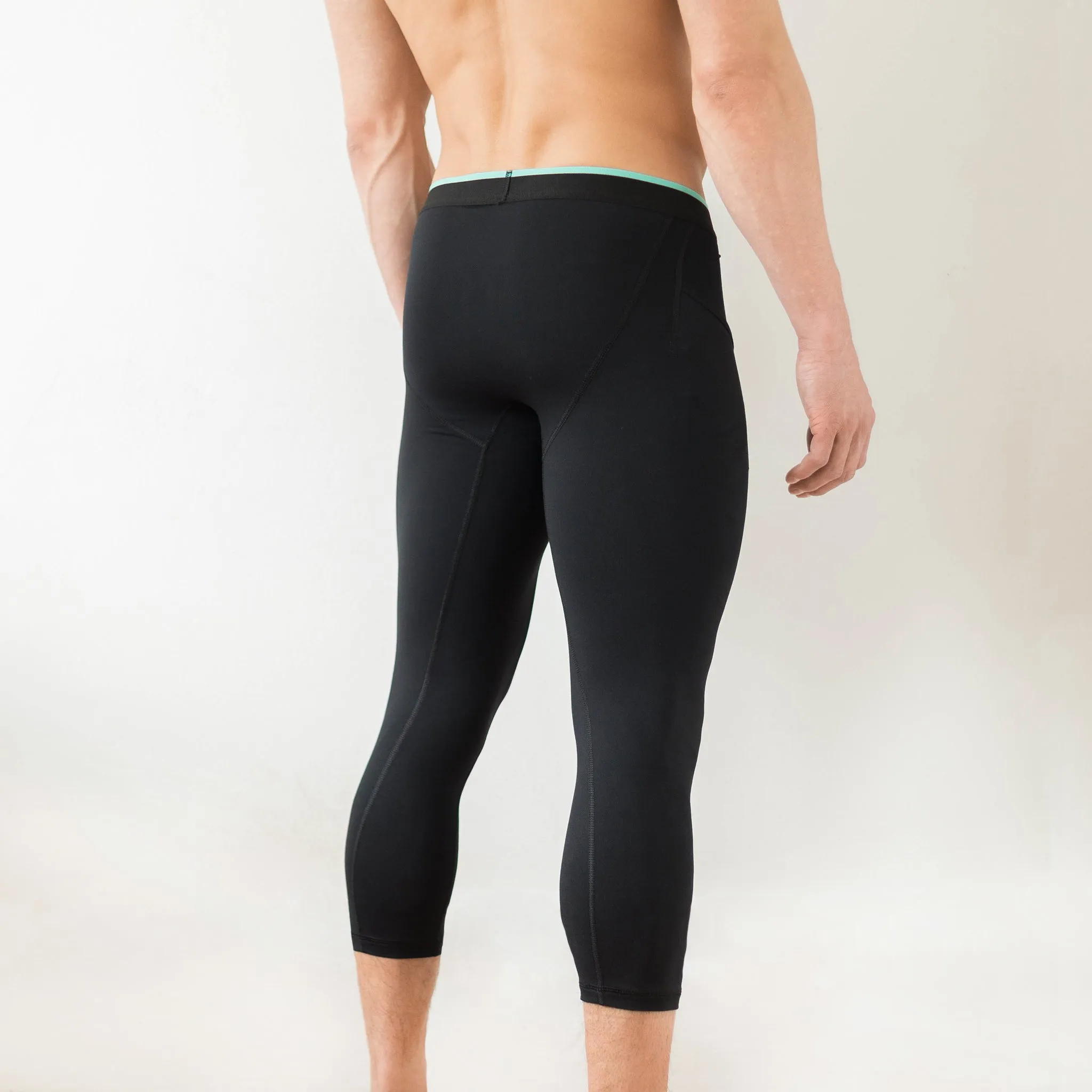 Momentum Compression 3/4 Pant in Black